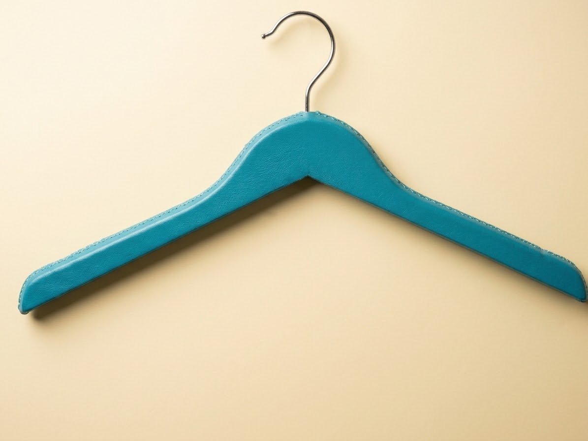 Percha forrada en cuero azul - cuero artesanal Betto