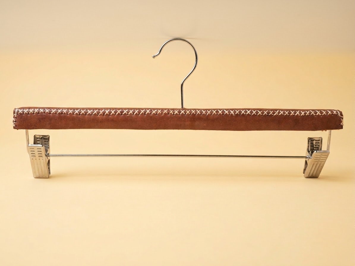 Percha de pantalón con pinzas en cuero marrón - cuero artesanal Betto