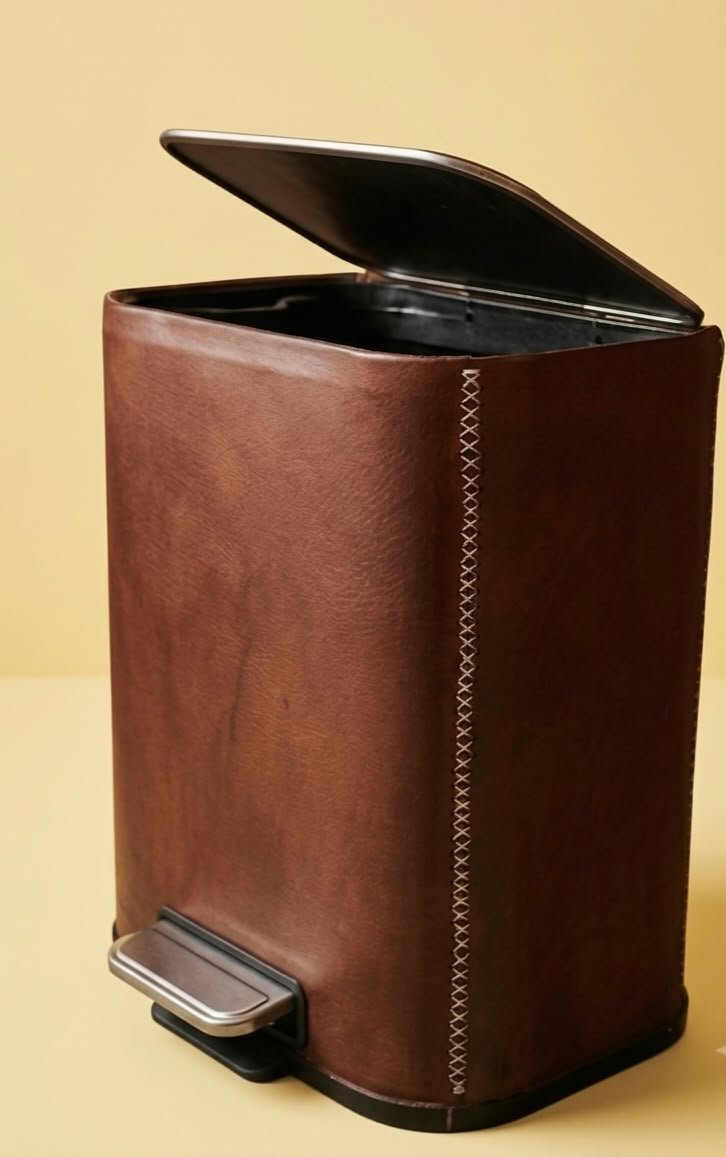 Papelera rectangular con pedal (ref. BET403) - cuero artesanal Betto
