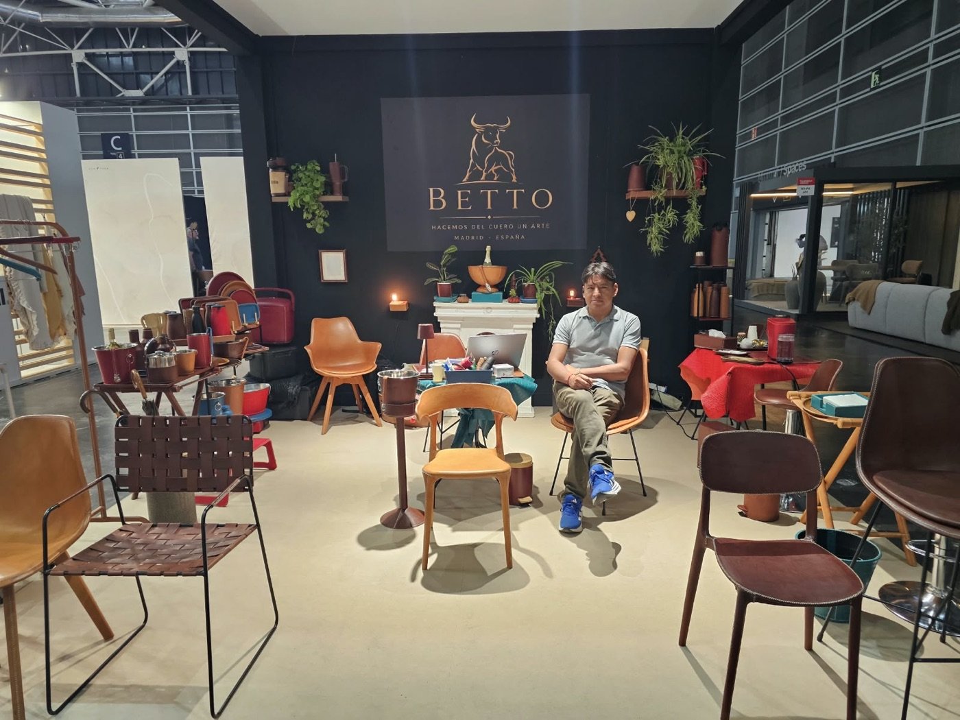 Betto Art Design of Leather en feria, stand con piezas de cuero artesanal