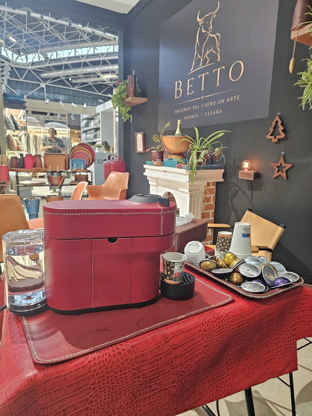 Betto Art Design of Leather en feria, stand con piezas de cuero artesanal