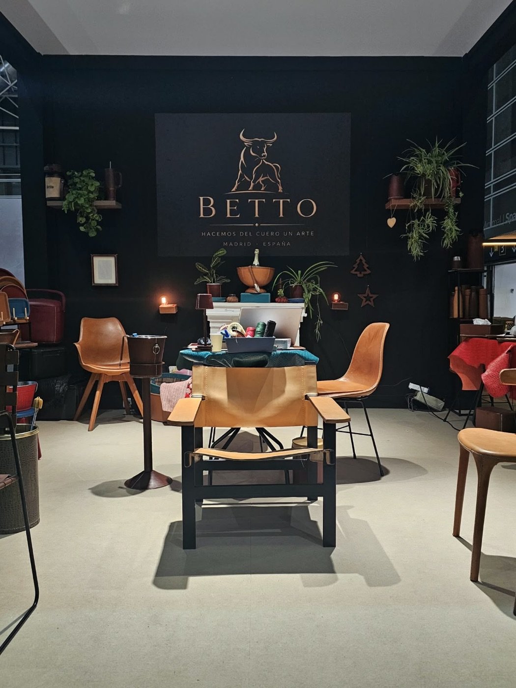 Betto Art Design of Leather en feria, stand con piezas de cuero artesanal