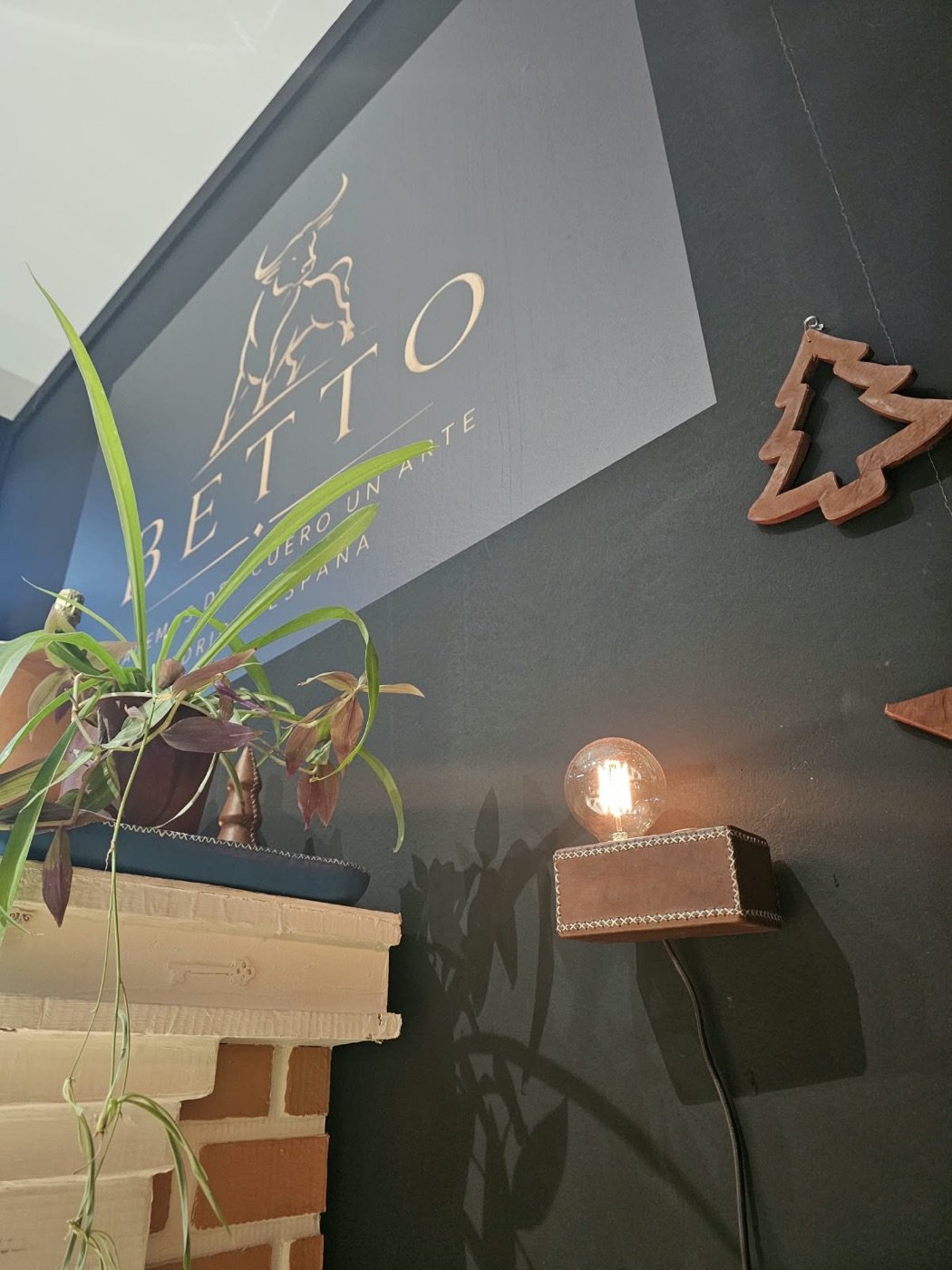 Betto Art Design of Leather en feria, stand con piezas de cuero artesanal