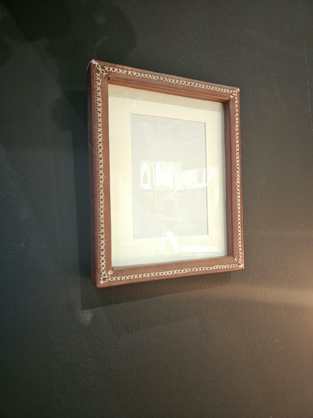 Betto Art Design of Leather en feria, stand con piezas de cuero artesanal