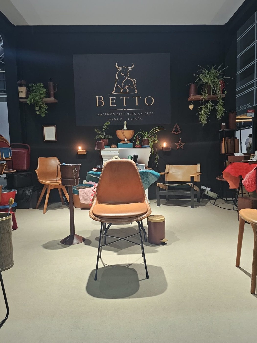 Betto Art Design of Leather en feria, stand con piezas de cuero artesanal