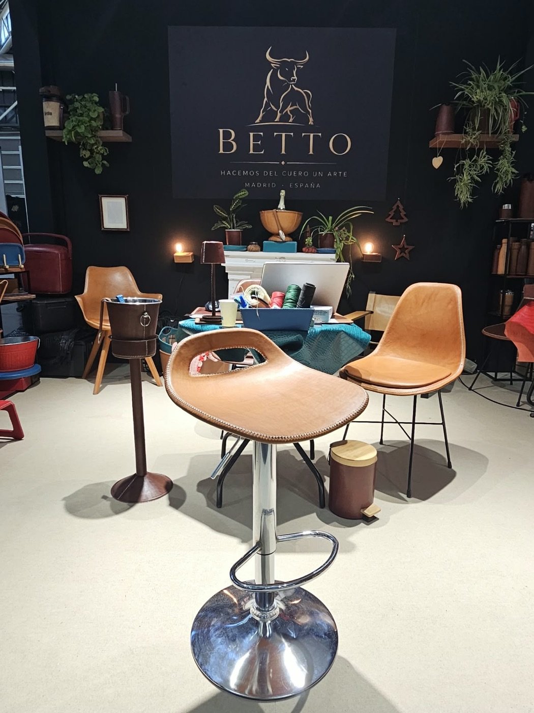 Betto Art Design of Leather en feria, stand con piezas de cuero artesanal