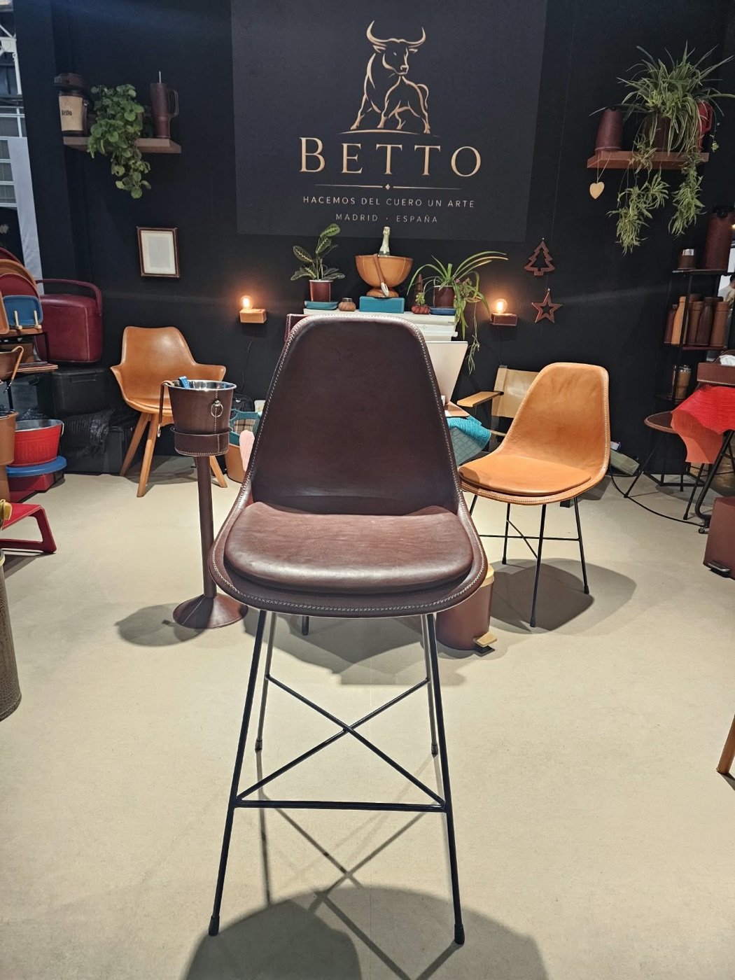 Betto Art Design of Leather en feria, stand con piezas de cuero artesanal