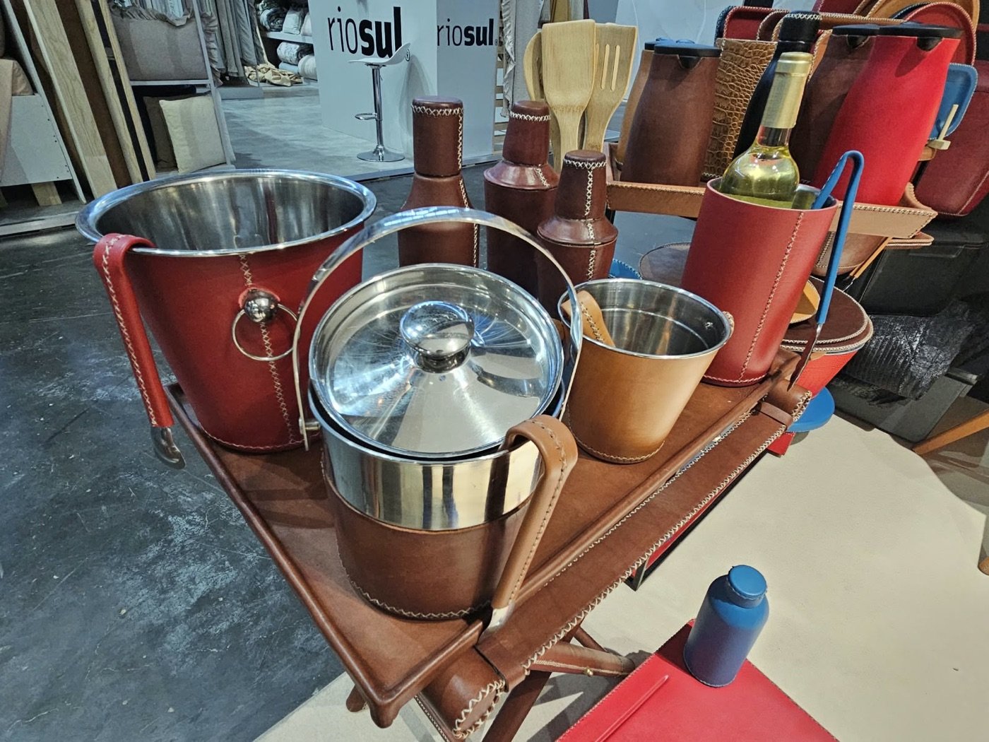 Betto Art Design of Leather en feria, stand con piezas de cuero artesanal