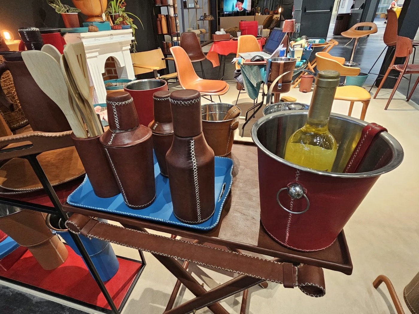 Betto Art Design of Leather en feria, stand con piezas de cuero artesanal