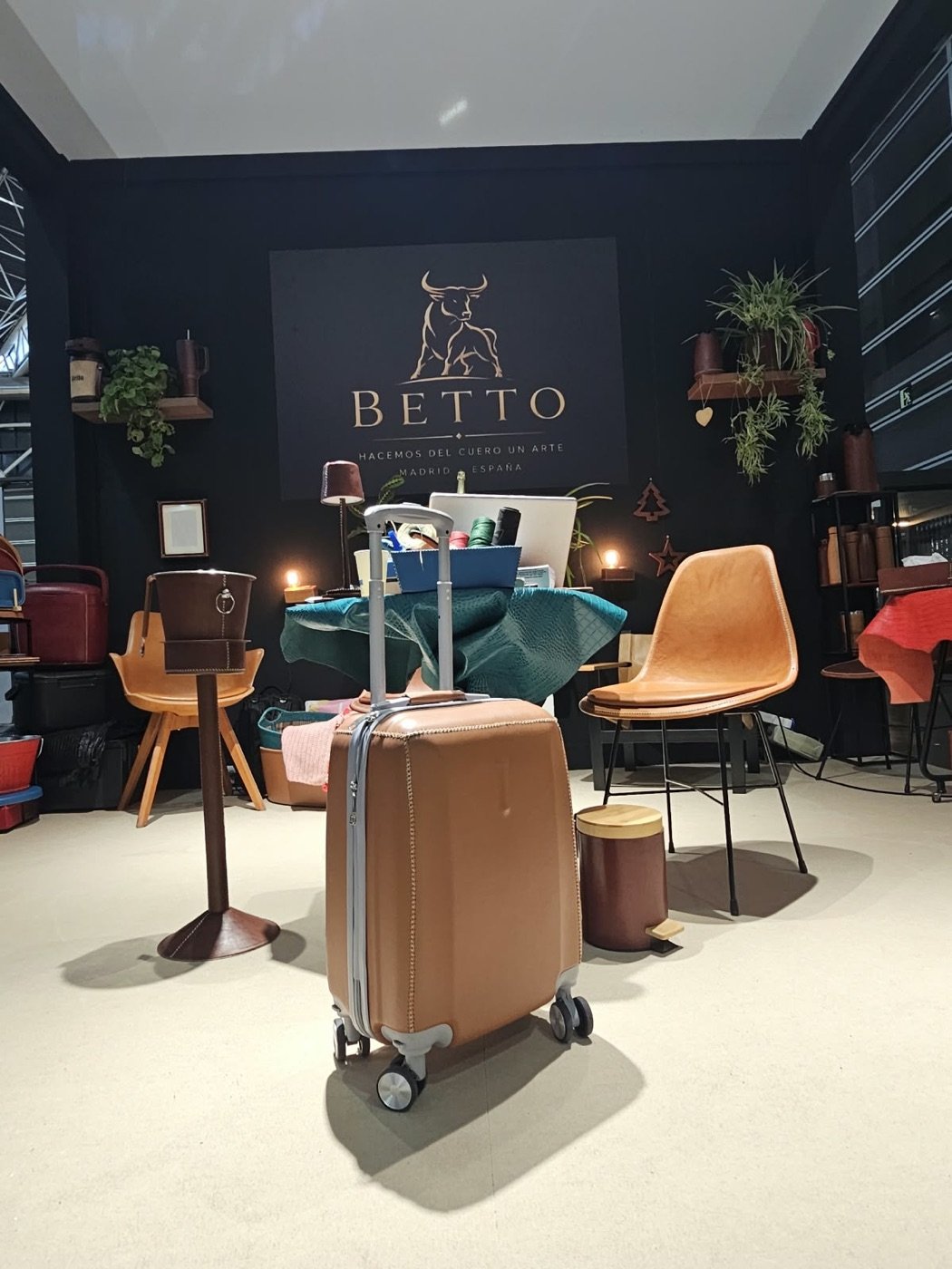 Betto Art Design of Leather en feria, stand con piezas de cuero artesanal
