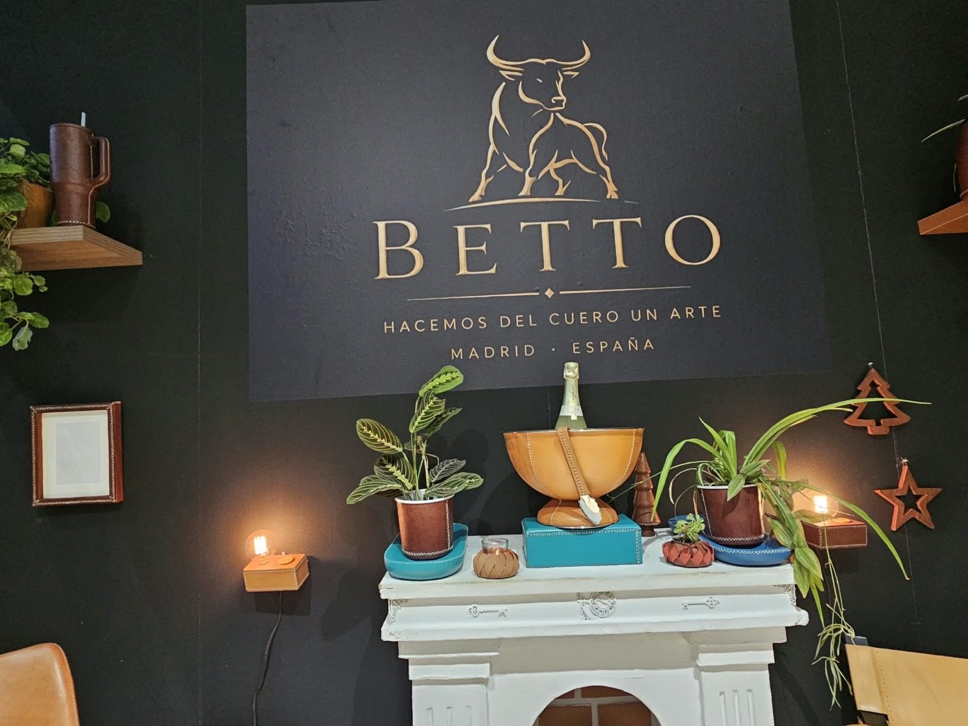 Betto Art Design of Leather en feria, stand con piezas de cuero artesanal