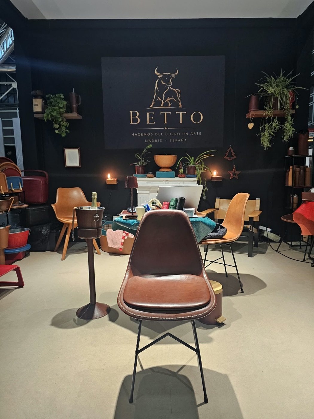 Betto Art Design of Leather en feria, stand con piezas de cuero artesanal