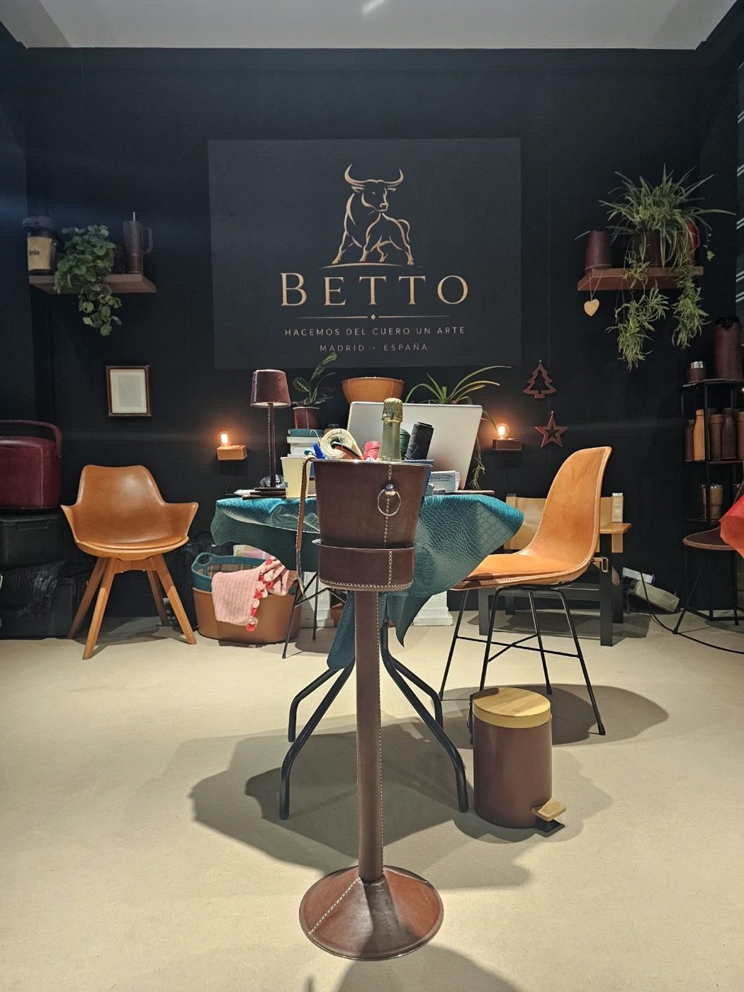 Betto Art Design of Leather en feria, stand con piezas de cuero artesanal
