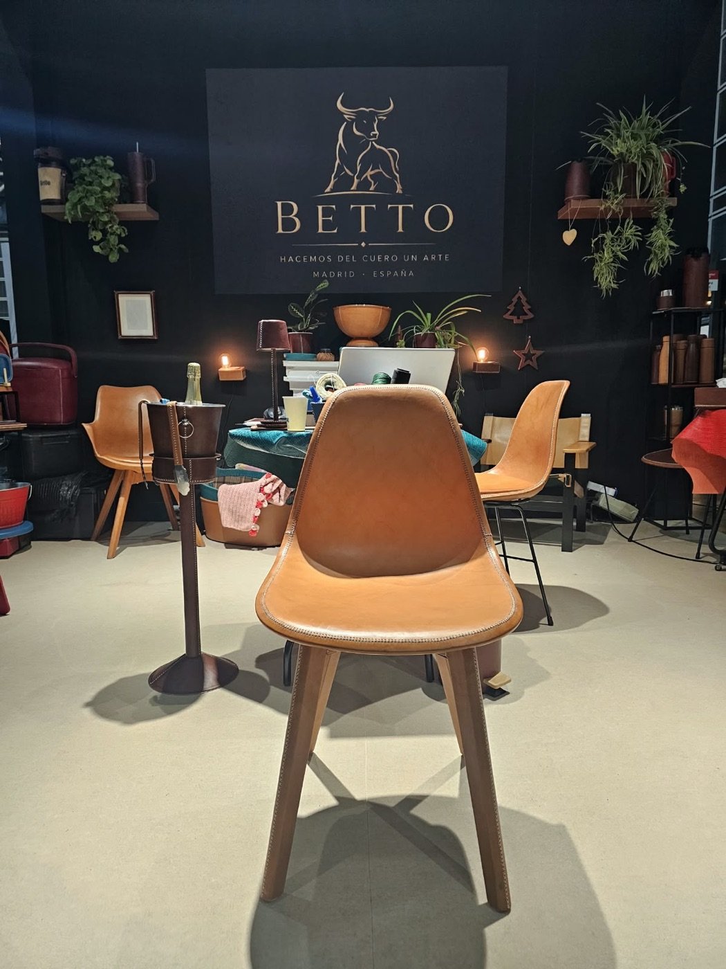 Betto Art Design of Leather en feria, stand con piezas de cuero artesanal