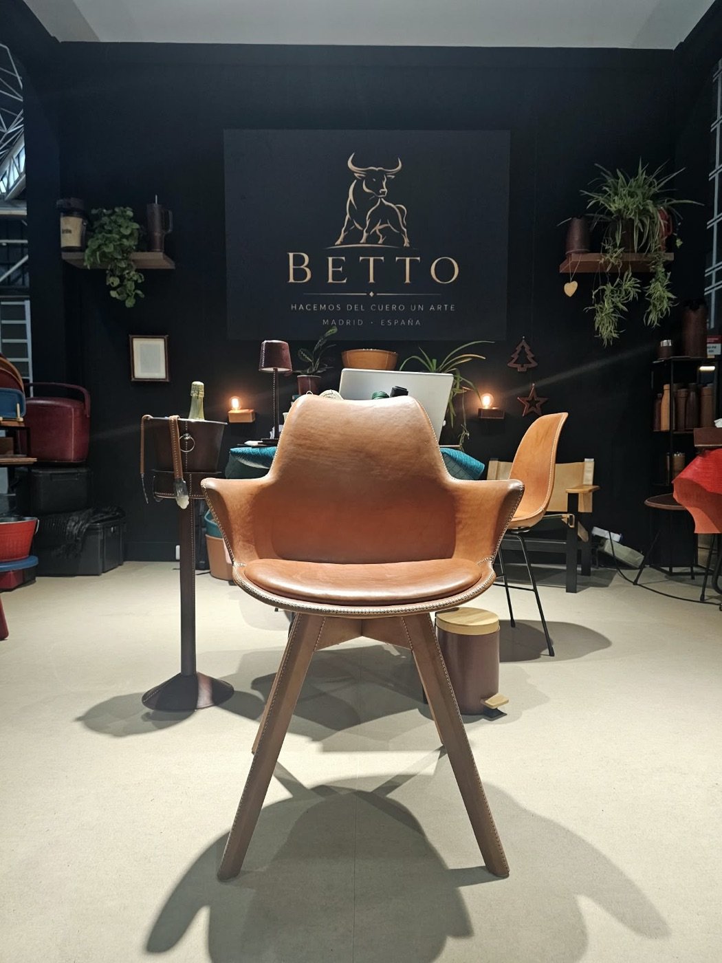Betto Art Design of Leather en feria, stand con piezas de cuero artesanal