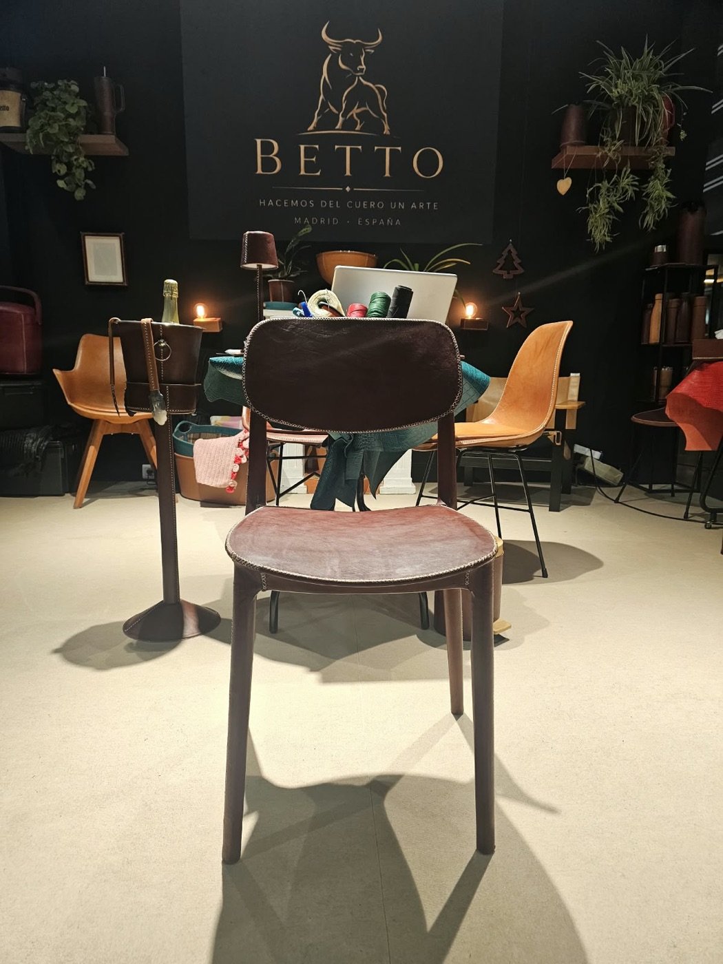 Betto Art Design of Leather en feria, stand con piezas de cuero artesanal