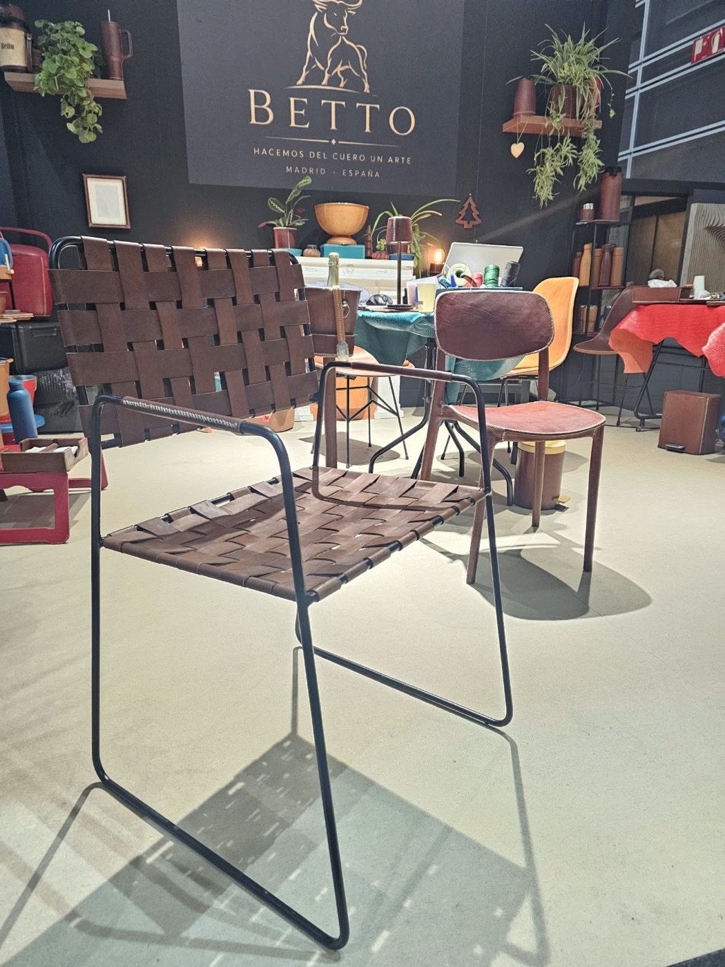 Betto Art Design of Leather en feria, stand con piezas de cuero artesanal