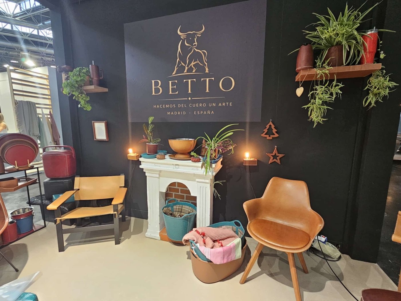 Betto Art Design of Leather en feria, stand con piezas de cuero artesanal