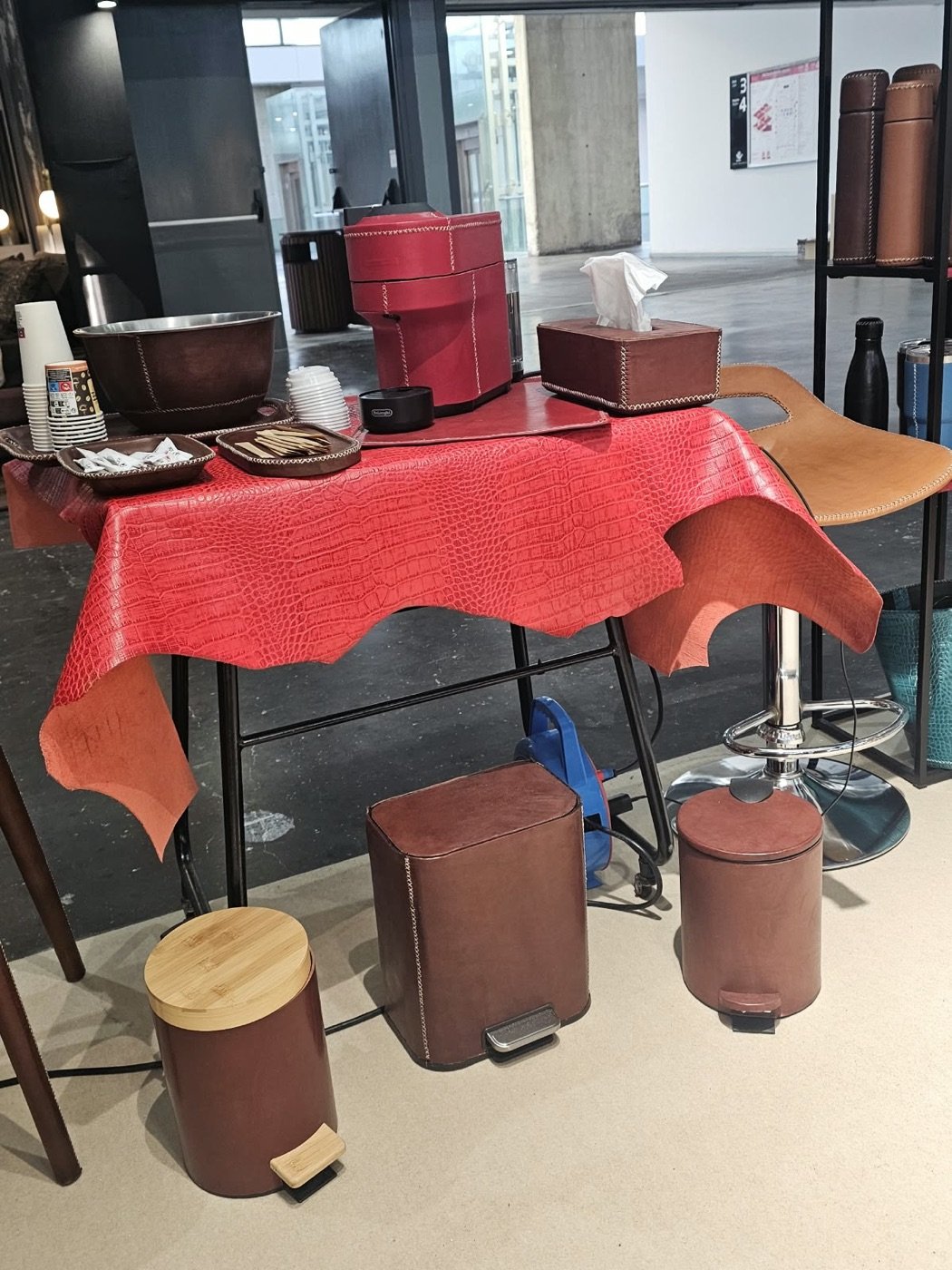 Betto Art Design of Leather en feria, stand con piezas de cuero artesanal