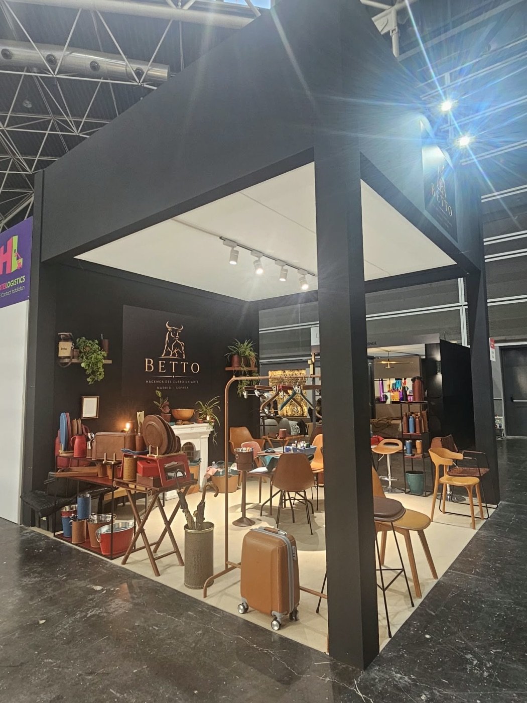 Betto Art Design of Leather en feria, stand con piezas de cuero artesanal