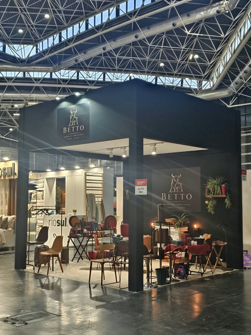 Betto Art Design of Leather en feria, stand con piezas de cuero artesanal